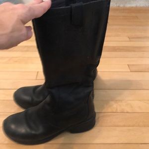 Keen black boots